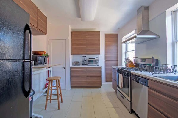 Refrigerador, microondas, horno y parrilla de estufa 