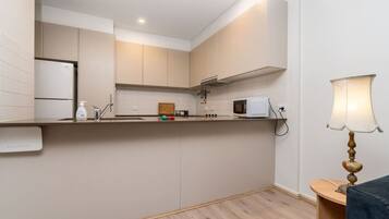 Kühlschrank, Mikrowelle, Ofen, Herdplatte