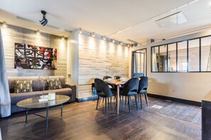 Appartement, 2 chambres (75) | Aire de séjour | Téléviseur de 60 po avec télévision par câble