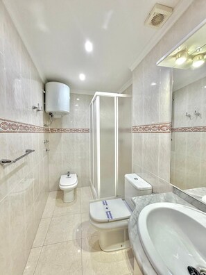 Shower, bidet, towels