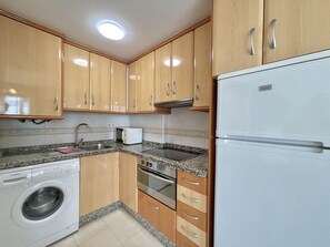 Fridge, microwave, oven, coffee/tea maker - TERRASOL CARACOLA 3 (Torre del Mar)