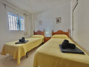 1 quarto, ferros/tábuas de passar roupa, roupa de cama