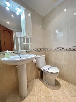 Chuveiro, toalhas de banho