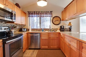 Réfrigérateur, four à micro-ondes, un four, surface de cuisson