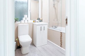 Séchoir à cheveux, serviettes fournies, savon, shampooing