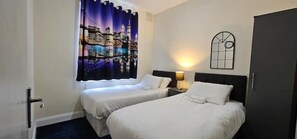 3 bedrooms, iron/ironing board, WiFi, bed sheets - Fantasy accommodation in Golders Green/ Brent Cross  (London)