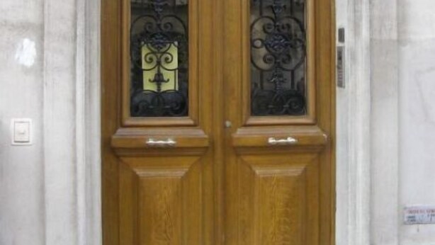A double wooden door with glass panels and a number '36' above it. - Appartement Entre la rue Mouffetard et le Jardin des Plantes (Paris)