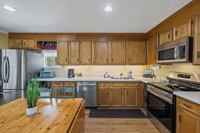 Lakeside Bungalow, Sleeps 12, Private Dock + More!