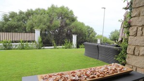 A patio with a table displaying a large wooden tray of shells. - Villa Matilde - Paradiso Costiero, Fronte Mare, Terrazzo e Parcheggio Privato (Badesi)