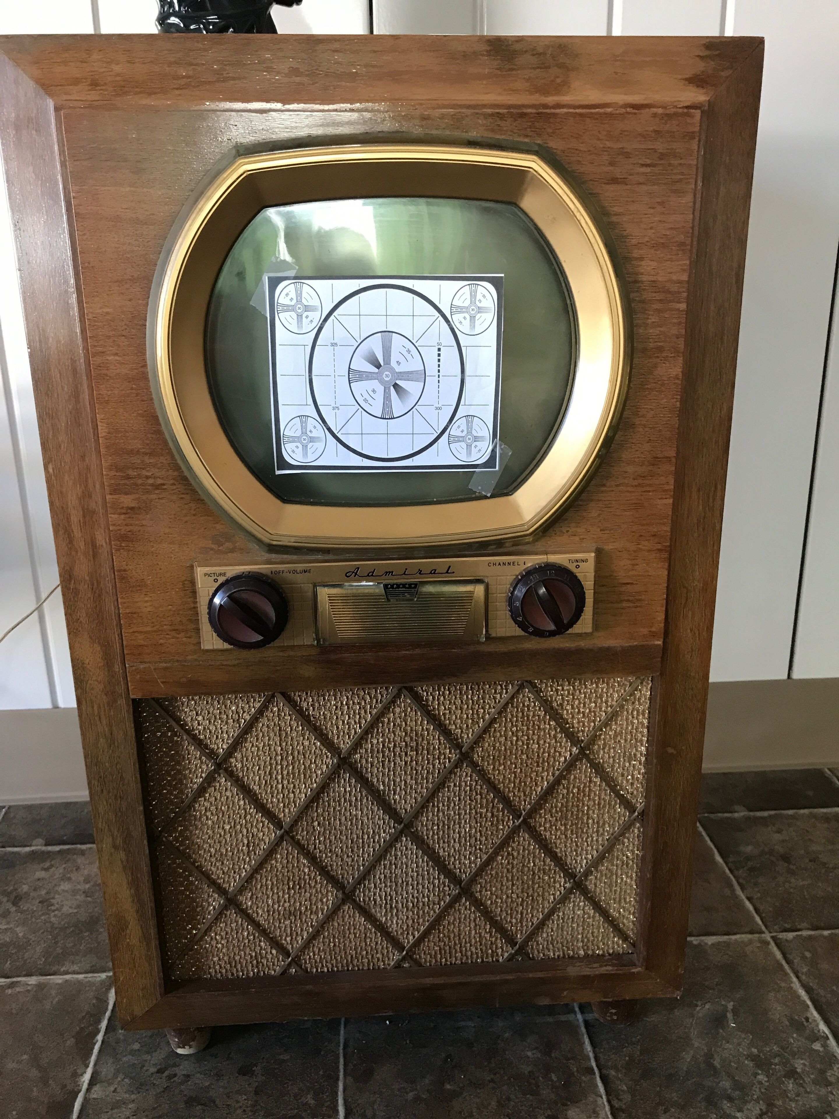 En gammal radio med en rund display och två vridknappar för inställning.