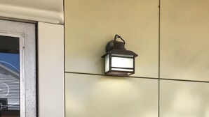 Une boîte aux lettres fixée à un mur, avec une porte située sur le côté gauche.