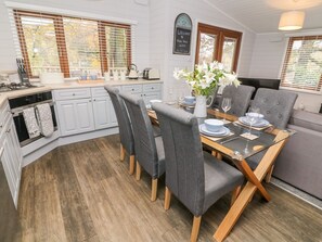 Fridge, dishwasher, electric kettle, toaster - Tree View Lodge (Windermere)