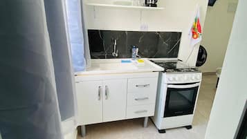 Room 08 | Dapur peribadi | Peti sejuk, ketuhar gelombang mikro, dapur, pembakar roti