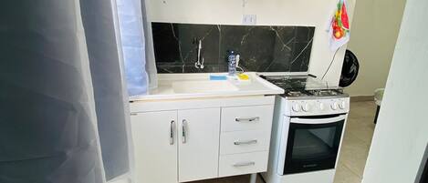 Room 08 | Eget kök | Kylskåp, mikrovågsugn, spishäll och brödrost