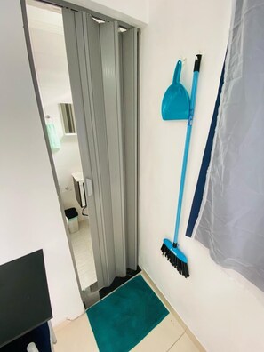 Espacio para trabajar con laptop, wifi gratis y ropa de cama 