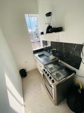 Room 09 | Cozinha privada | Geladeira, micro-ondas, cooktop, torradeira
