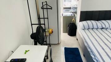 Room 09 | Ruang kerja komputer riba, Wi-fi percuma, cadar katil