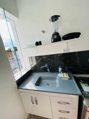 Espacio para trabajar con laptop, wifi gratis y ropa de cama 