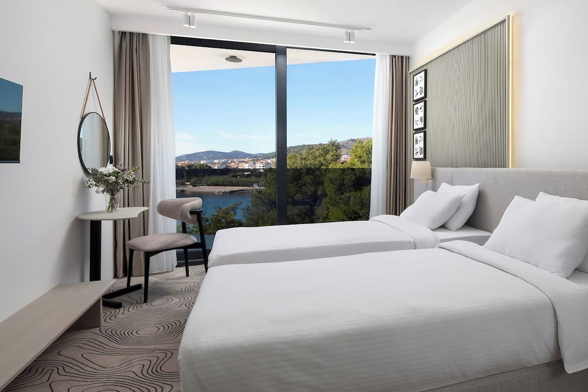 DOUBLE ROOM SUPERIOR SEA VIEW | Hypo-allergenic bedding, minibar, in-room safe, desk