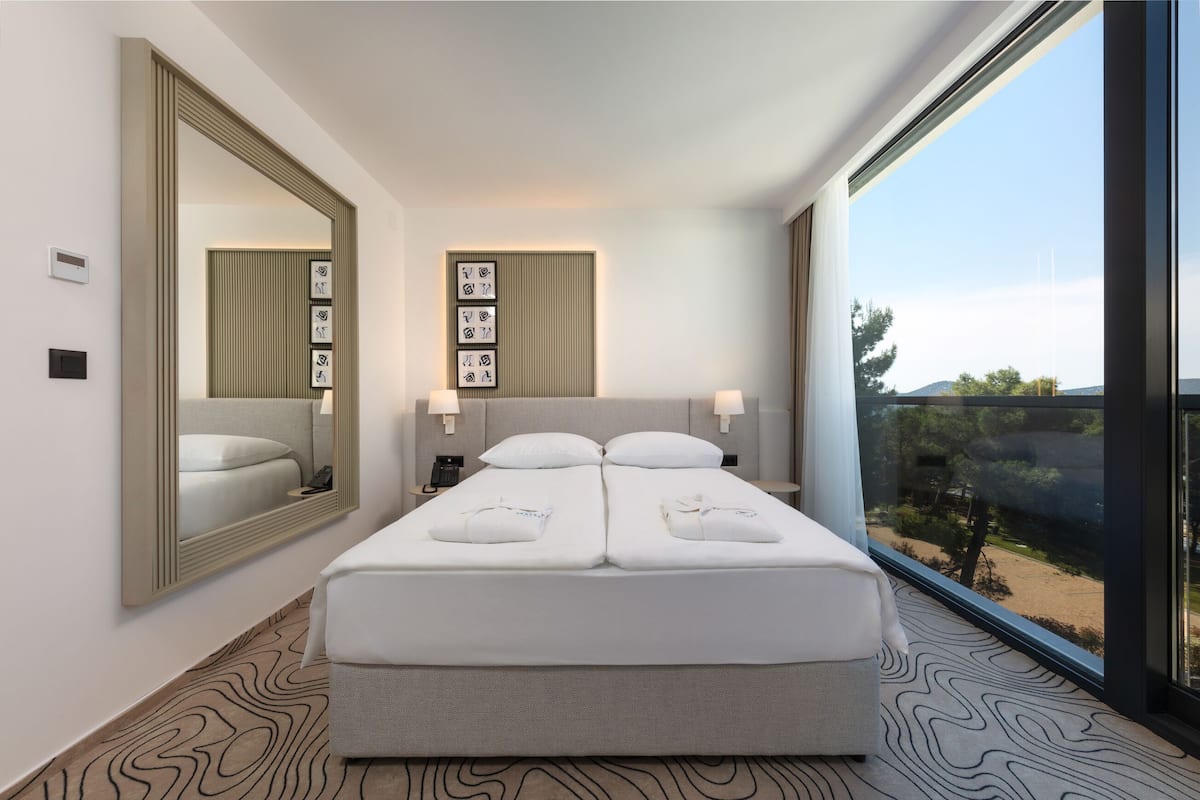 Hypo-allergenic bedding, minibar, in-room safe, desk