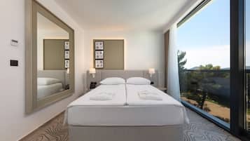 Hypo-allergenic bedding, minibar, in-room safe, desk