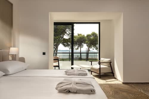 SUPERIOR DOUBLE ROOM SEA VIEW, DISABILITY ACCESS, FRENCH BALCONY | Allergikerbettwaren, Minibar, Zimmersafe, Schreibtisch