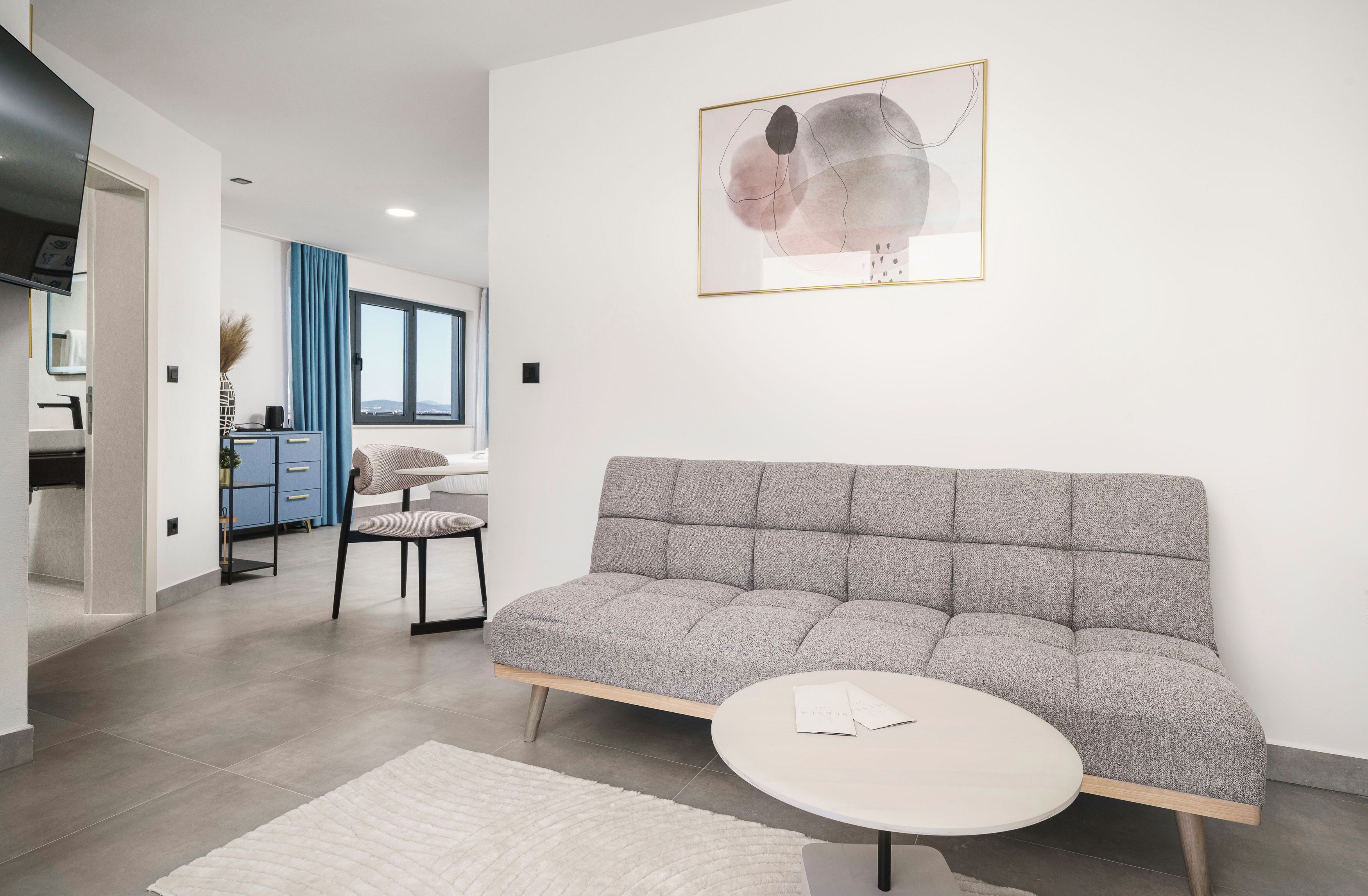 DELUXE DOUBLE ROOM, SEA VIEW, BALCONY | 起居区 | 32-英寸智能电视（配备卫星频道）