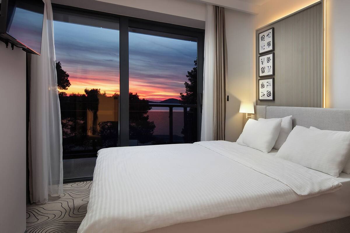 STANDARD DOUBLE ROOM, SEA VIEW, BALCONY | Hypo-allergenic bedding available, minibar, in-room safe, desk