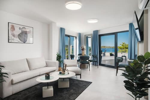 PREMIUM SUITE | Wohnbereich | 32-Zoll-Smart-TV mit Satellitenempfang
