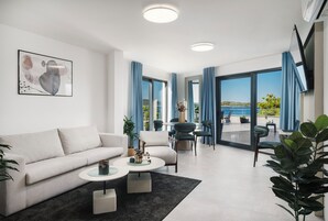 PREMIUM SUITE | 起居区 | 32-英寸智能电视（配备卫星频道）