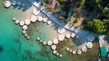 Accommodatie ligt op het strand, wit zand, een strandbar