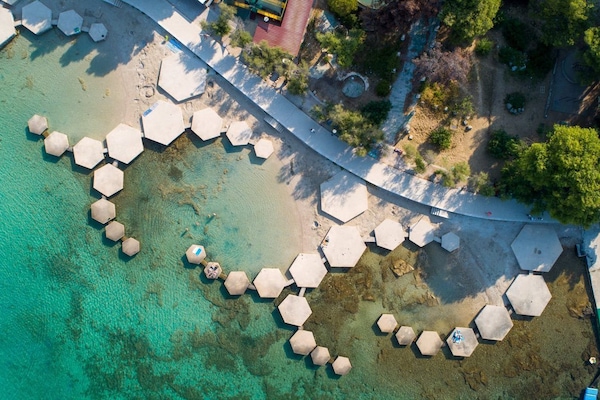 På stranden, hvidt sand, strandbarer