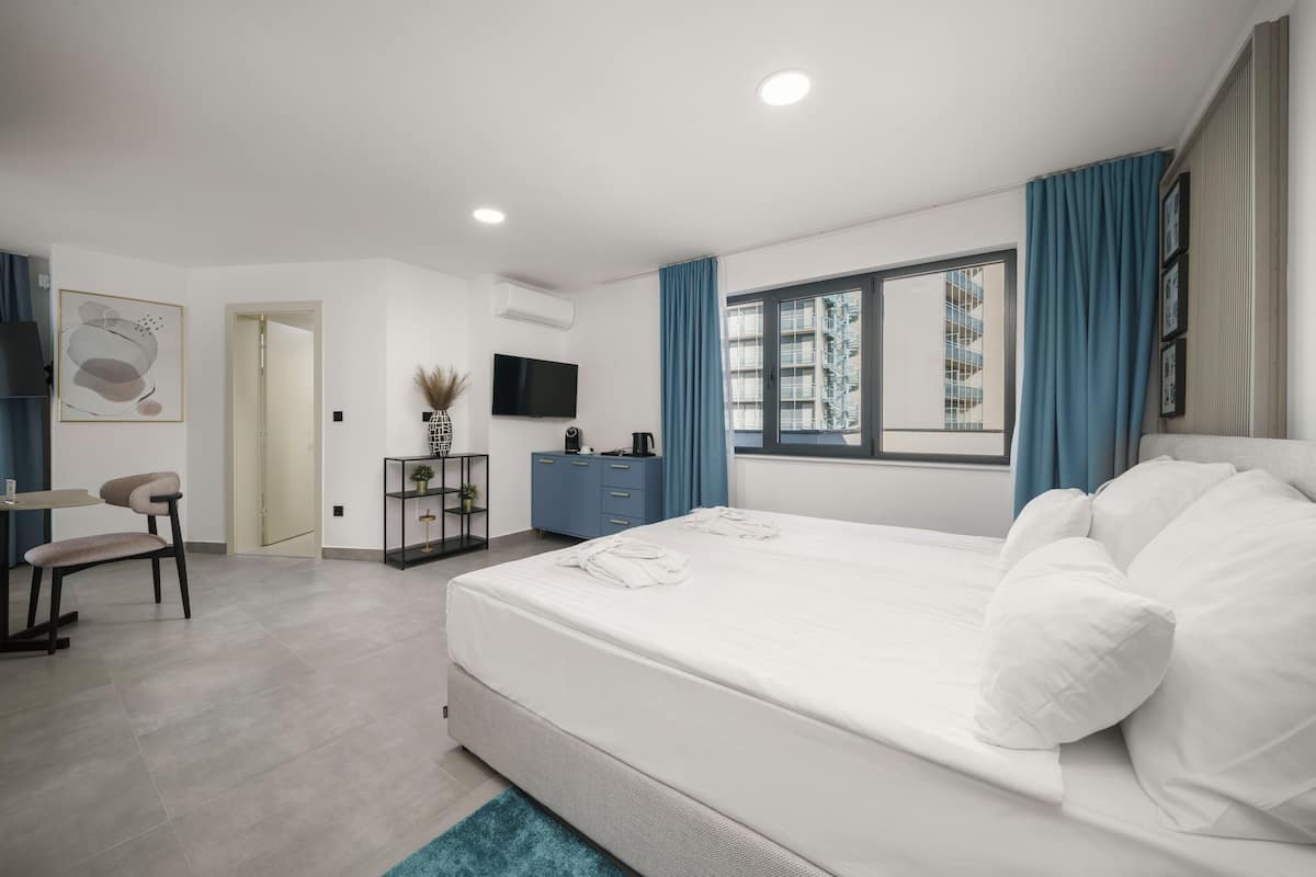 DELUXE DOUBLE ROOM, SEA VIEW, BALCONY | Hypo-allergenic bedding, minibar, in-room safe, desk