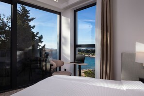 DELUXE SUITE | 1 bedroom, hypo-allergenic bedding, minibar, in-room safe