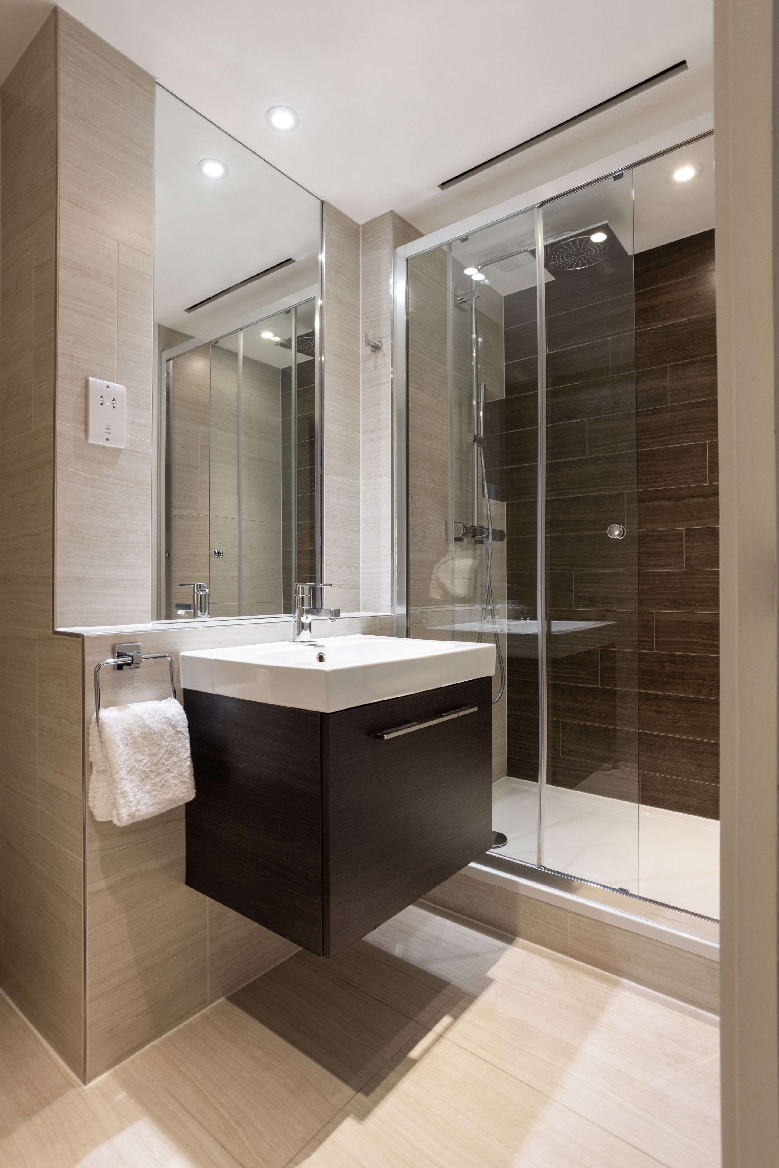 Combined shower/bathtub, rainfall showerhead, free toiletries