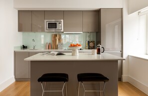 Loftsleilighet, 2 soverom | Eget kjøkken | Kjøleskap, mikrobølgeovn, ovn og kokeplater