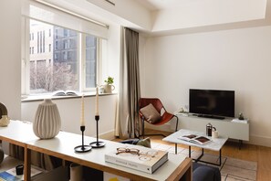 Leilighet, 2 soverom | Oppholdsområde | LCD-TV