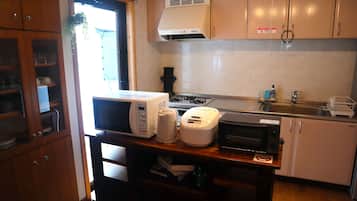 Refrigerador, microondas, parrilla de estufa y tetera eléctrica