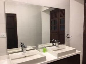 Suite Confort, vistas a la ciudad | Baño