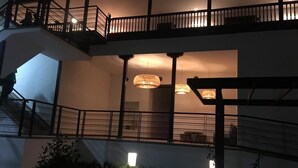 Un edificio de varios niveles con zonas de estar al aire libre y una escalera.