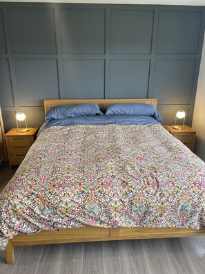 4 bedrooms, iron/ironing board, travel cot, free WiFi - Peaceful oasis in the heart of New Ross town! (New Ross)