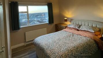 4 habitaciones, tabla de planchar con plancha y cuna de viaje