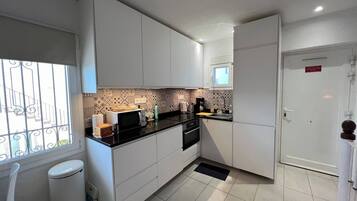 Réfrigérateur, micro-ondes, lave-vaisselle, cafetiÚre/bouilloire