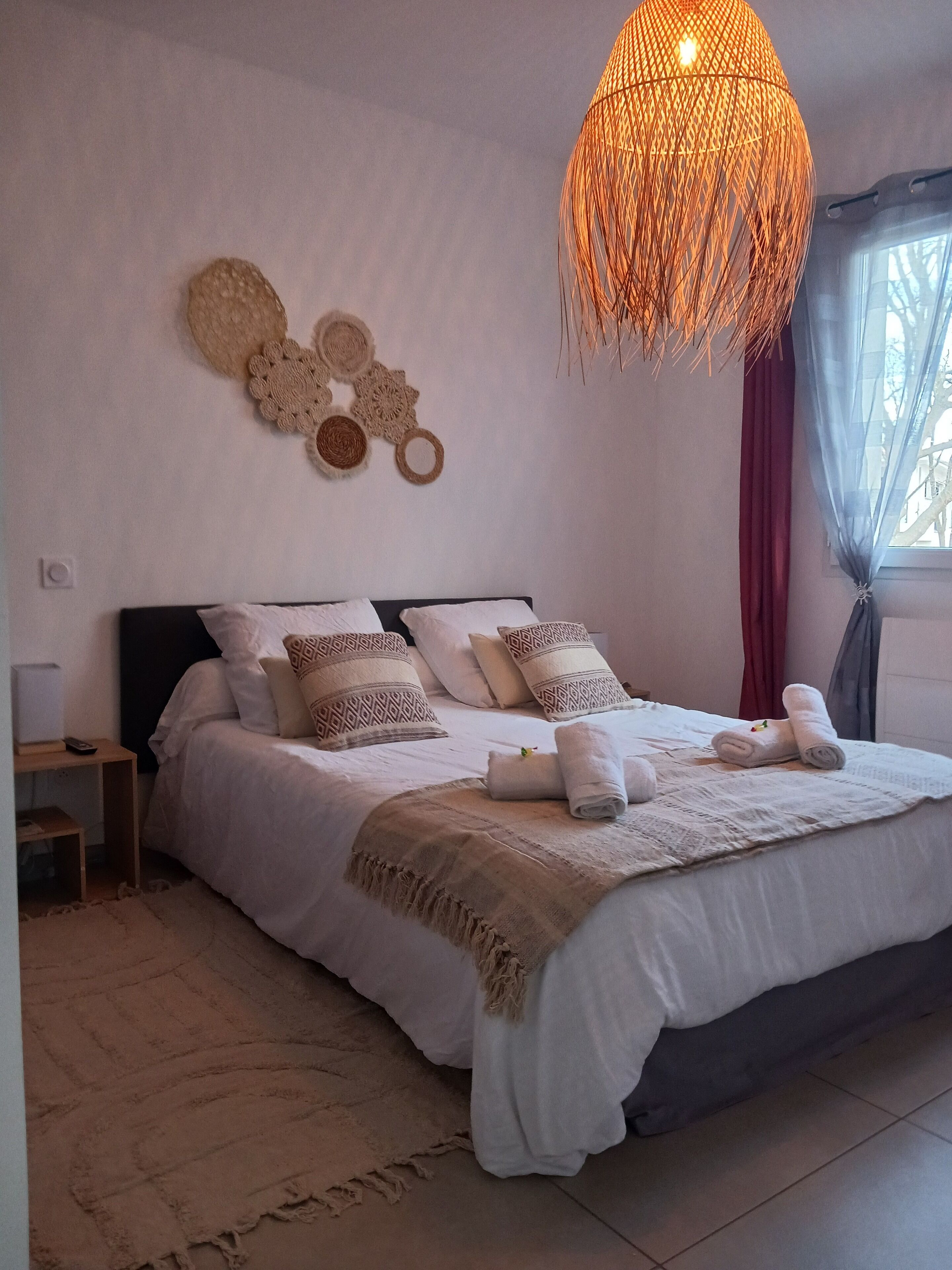 3 habitaciones, escritorio y tabla de planchar con plancha 