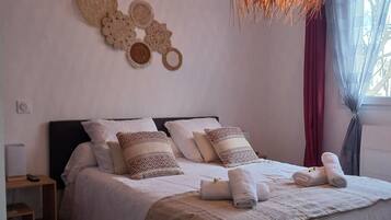 3 makuuhuonetta, työpöytä, silitysrauta/-lauta, vauvan matkasänky