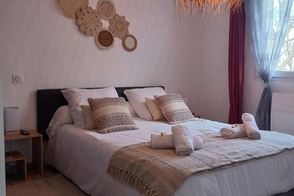 3 habitaciones, escritorio y tabla de planchar con plancha