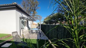 A modern house with a patio, a pergola, and a well-maintained lawn. - L'eden des Aspres (Thuir)