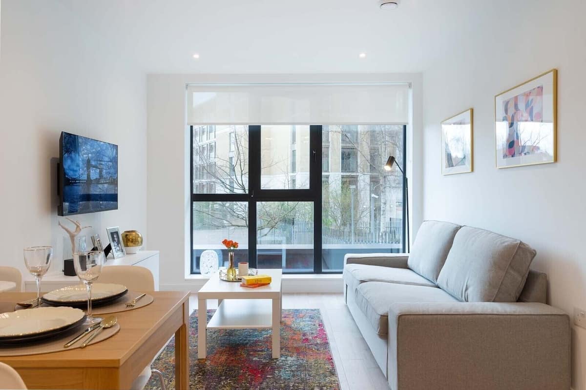 Two Bedroom Apartment | Woonruimte | Een smart-tv