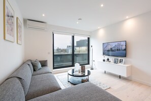 Three Bedroom Apartment with Balcony | Sengetøy av topp kvalitet, skrivebord og skrivebord for bærbar PC