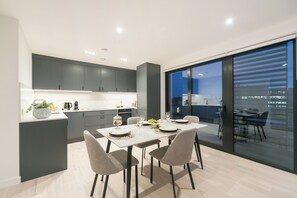 Two Bedroom with Balcony | Coin séjour | TV connectée